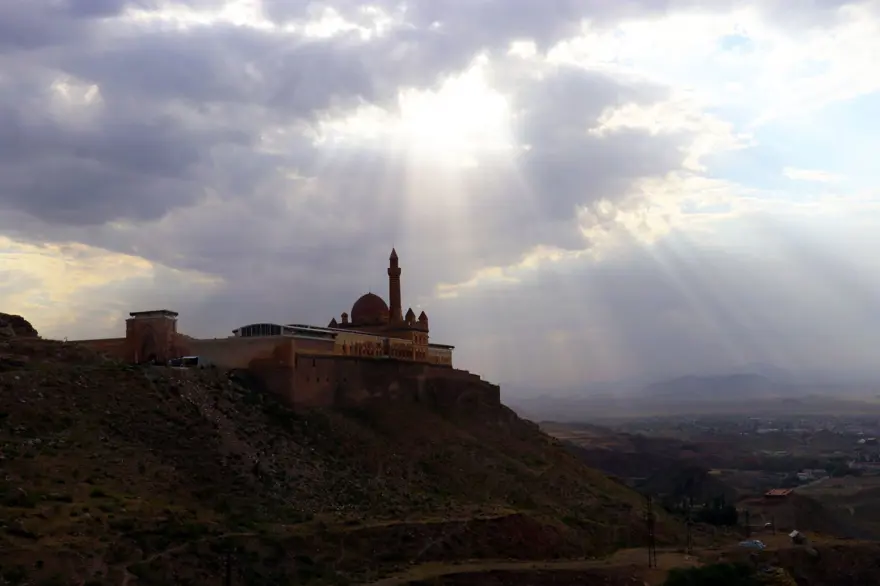 Osmanlı'nın yıllara meydan okuyan sarayı: İshak Paşa 1 Osmanlı'nın yıllara meydan okuyan sarayı: İshak Paşa 1