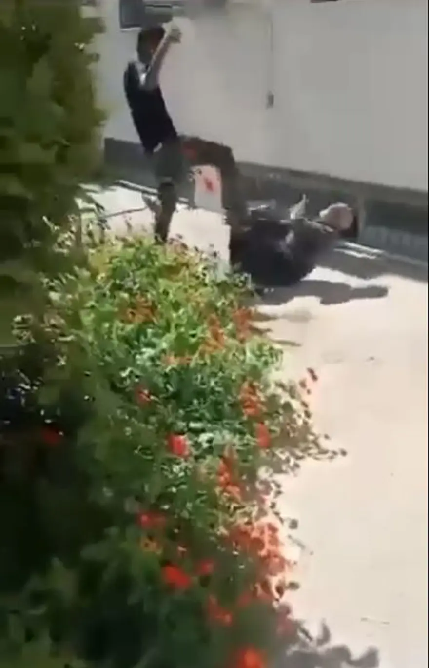 Sokak ortasında yaşlı adama dayak 3