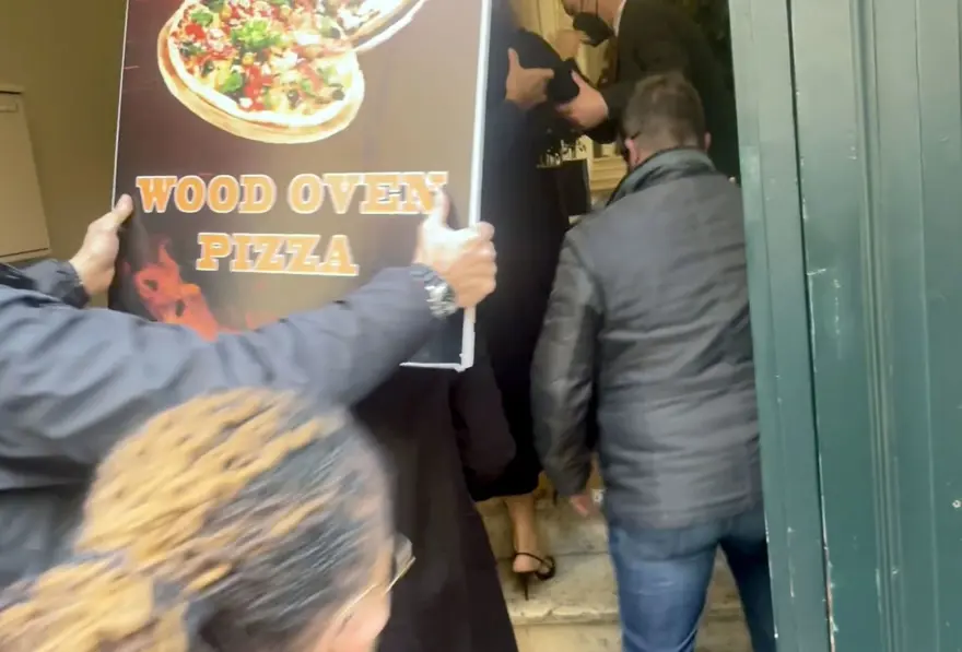Zendaya paparazzilerden kaçarken yere düştü 13