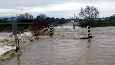 Karadere Çayı taştı, köprü su altında kaldı