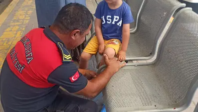 Otobüs bekleyen çocuğun ayağı oturağa sıkıştı