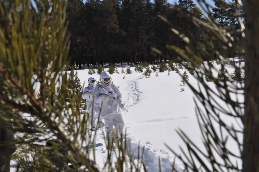 Komandoların 2 bin 200 metre rakımda, eksi 25 derecede zorlueğitimi 35 Komandoların 2 bin 200 metre rakımda, eksi 25 derecede zorlueğitimi 35