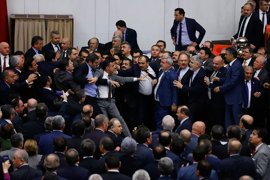 Meclis'te yumruklu kavga 19