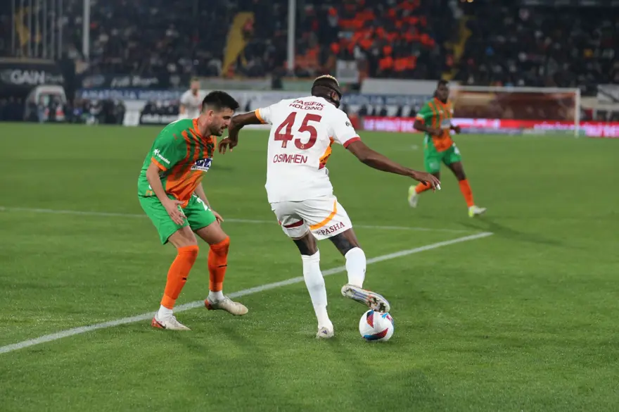 Galatasaray'ı sırtlıyor, Icardi'yi aratmıyor: Osimhen'den 21 Süper Lig maçında 17 gol 3