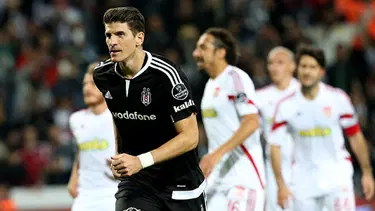 Mario Gomez Demba Ba'yı solladı
