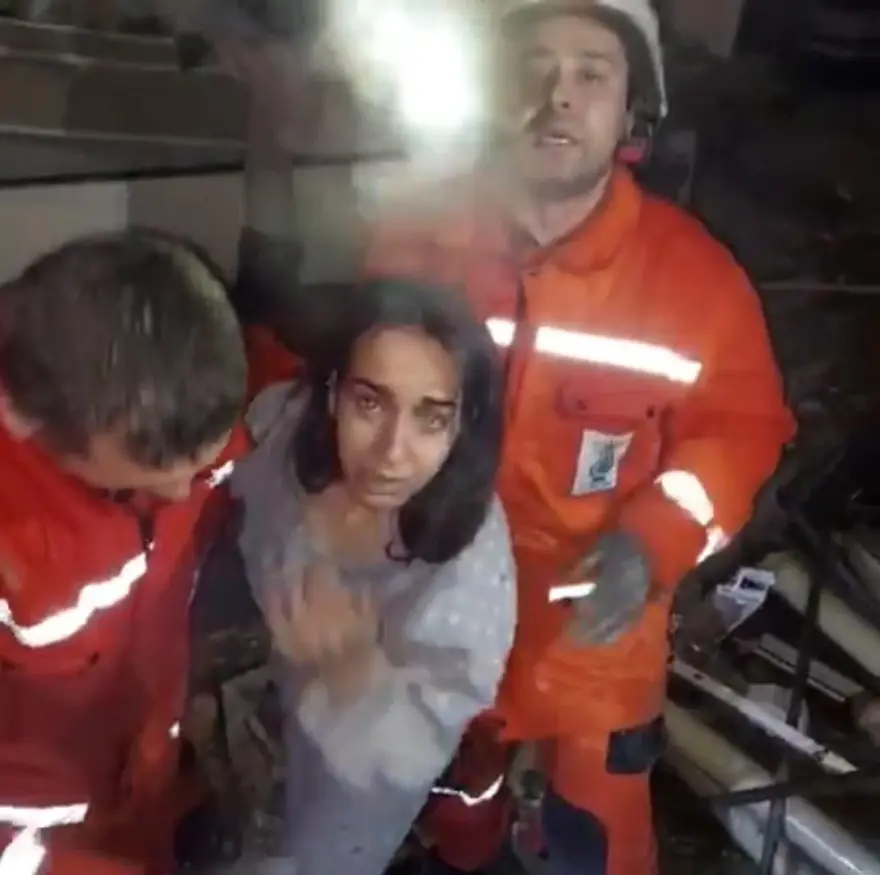 Şevval enkazdan 22 saat sonra çıkarıldı, ekiplere sarılıp ağladı 2