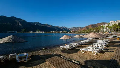 Bodrum Yalıkavak’ta lüksün ortasında halk plajı