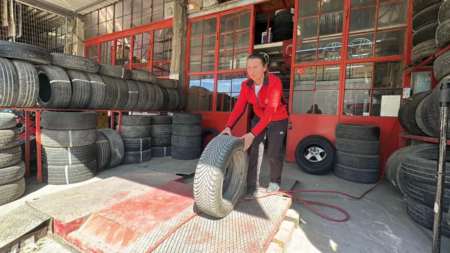 54 yaşındaki kadın kanseri yendi: 2013 yılından bu yana lastik tamiri yapıyor 7