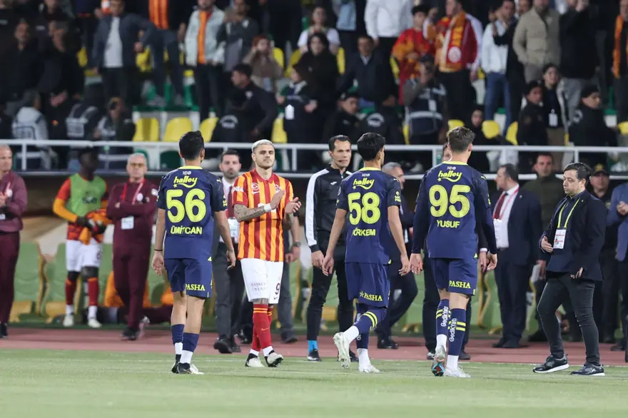 Galatasaray-Fenerbahçe Süper Kupa maçı yarım kaldı: Fenerbahçe sahadan çekildi 2 Galatasaray-Fenerbahçe Süper Kupa maçı yarım kaldı: Fenerbahçe sahadan çekildi 2