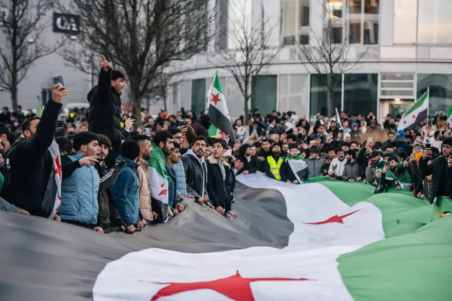 Avrupa'daki Suriyeliler, Baas rejiminin devrilmesini kutladı 8