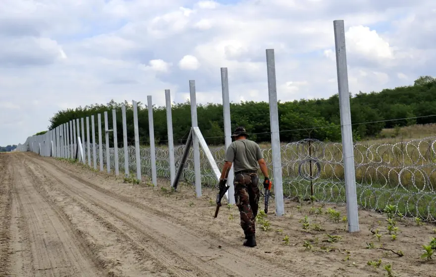 Macaristan-Sırbistan sınırına tel örgü 5 Macaristan-Sırbistan sınırına tel örgü 5