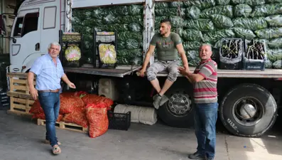 Tonlarca sebze meyve hal esnafının elinde kaldı