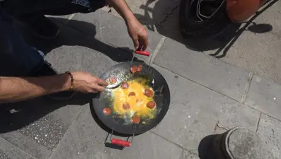 Beton üzerinde sucuklu yumurta pişirdi: Sıcaklık 42 derece!