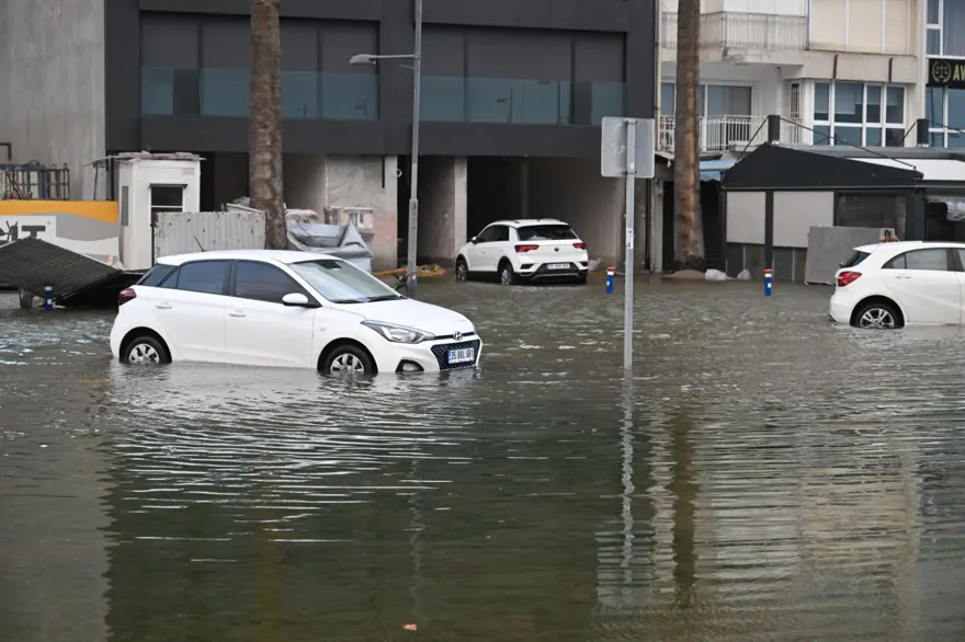 İzmir'i sağanak ve fırtına vurdu: Kıyı şeridi su altında! 36