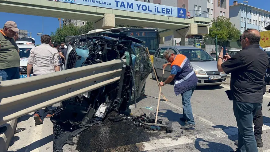 Pendik'te feci kaza: Bariyere ok gibi saplandı 2