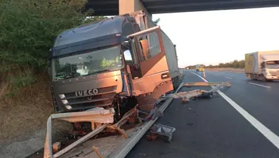 TEM'de feci kaza: TIR ok gibi saplandı, sürücü ağır yaralı