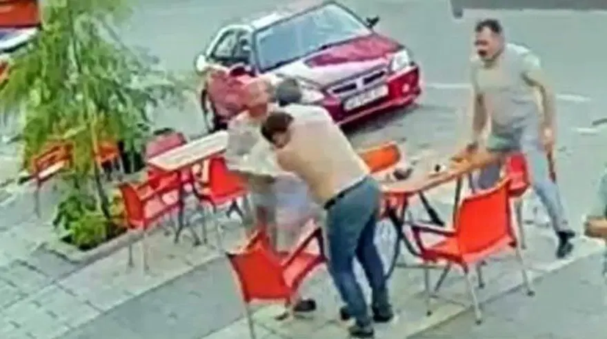 Arkadaşlarıyla çay içerken yorgun merminin hedefi oldu 1