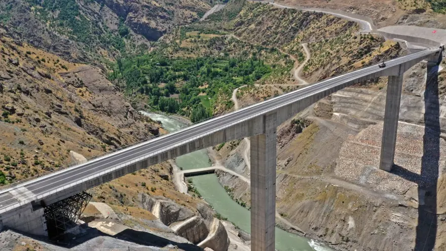 YÜKSEKLİĞİ 165 METRE 2