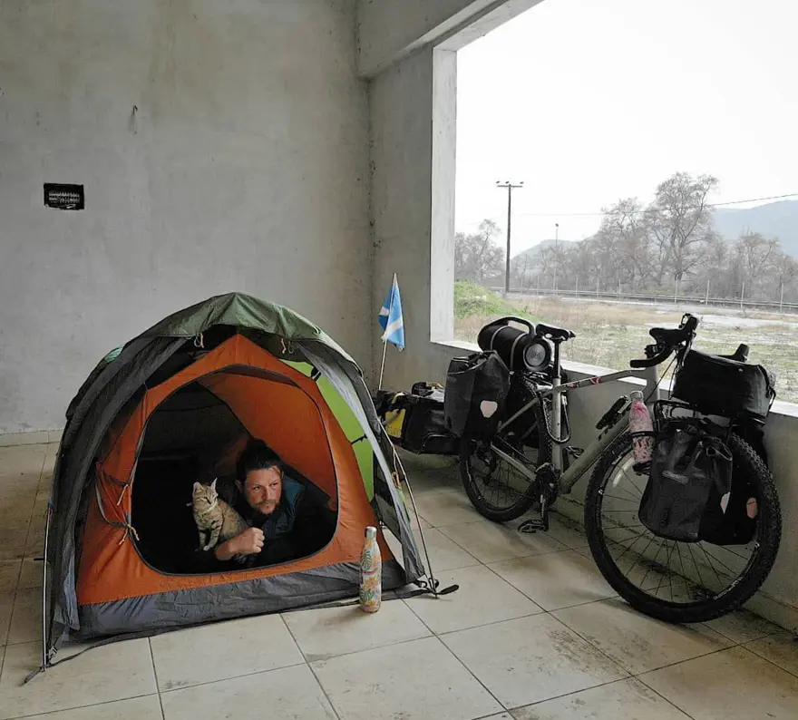 Yolda bulduğu kediyle dünya turu yaptı 16