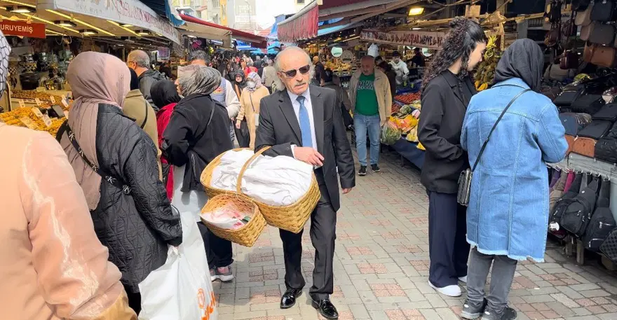 Herkes onu "Kravatlı simitçi" olarak tanıyor: Takım elbisesi ve boyalı ayakkabıları dikkat çekiyor 4