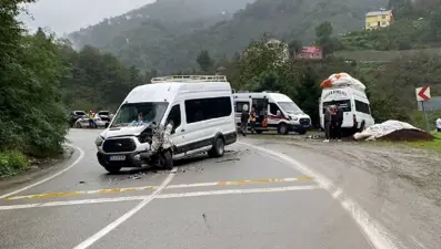 Giresun'da 2 minibüs çarpıştı, 10 tarım işçisi yaralandı