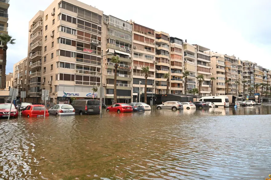 İzmir'i sağanak ve fırtına vurdu: Kıyı şeridi su altında! 7