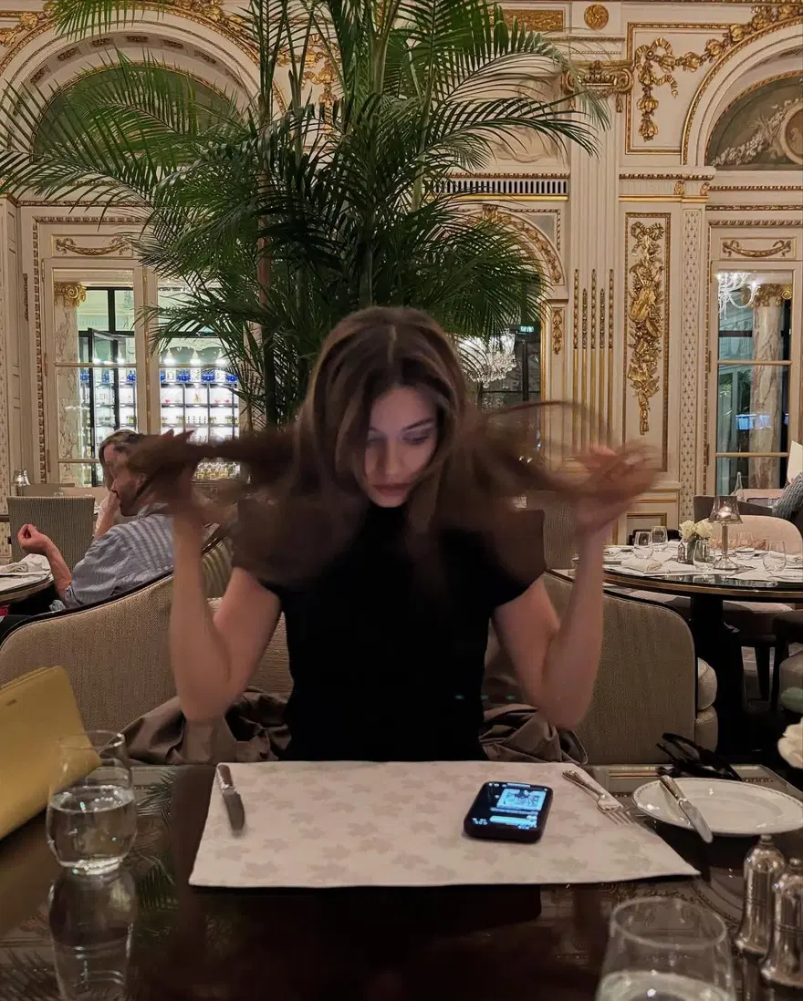 Afra Saraçoğlu'ndan yeni Paris pozları: Doğal güzelliği dikkat çekti 5 Afra Saraçoğlu'ndan yeni Paris pozları: Doğal güzelliği dikkat çekti 5