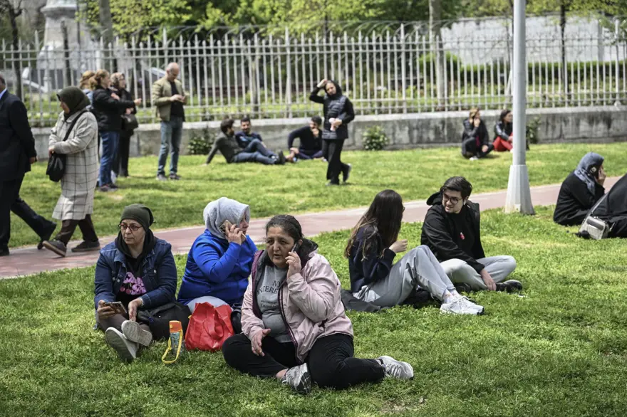 Depremin ardından park ve bahçeler doldu 5