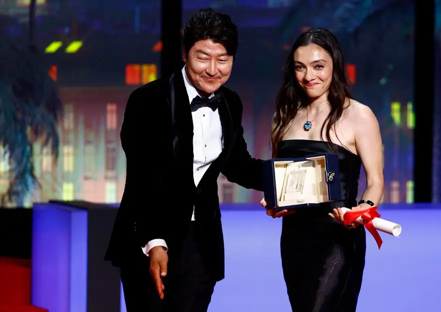 Merve Dizdar Cannes Film Festivali'nde en iyi kadın oyuncu ödülünü aldı 24