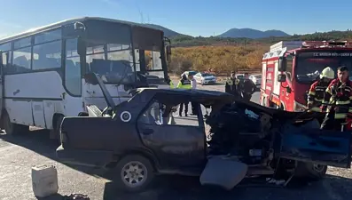 Mersin'de işçi midibüsü ile otomobil çarpıştı: Ölü ve yaralılar var