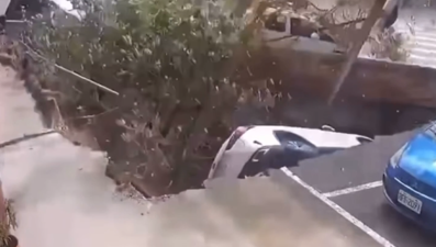 Tayvan’da  yol çöktü, aracı yuttu