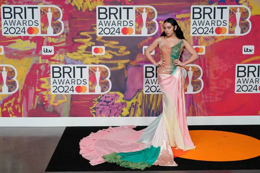 2024 BRIT Ödülleri'nde kırmızı halı şıklığı 3