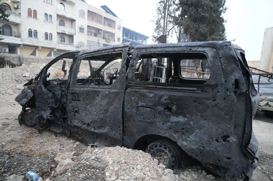 Münbiç'ten kaçan teröristler araçlarını ateşe verdi 5