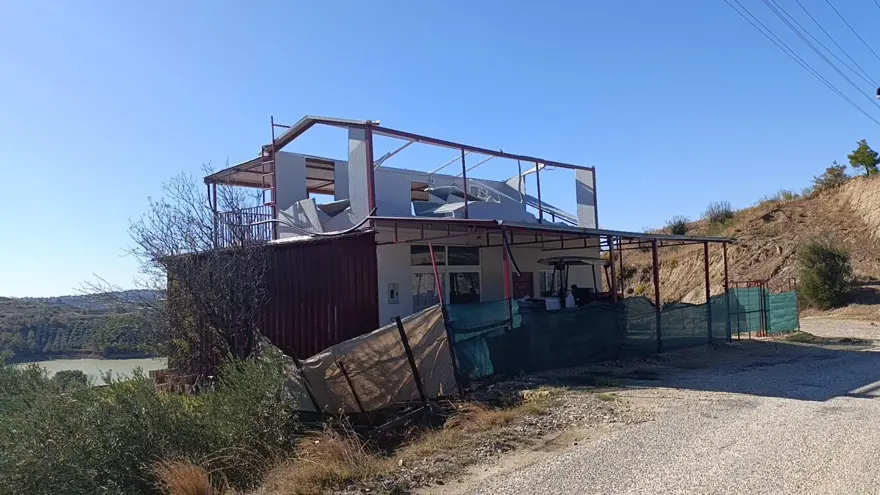 Okul, restoran ve evlerin çatıları uçtu: Fırtına hayatı felç etti 