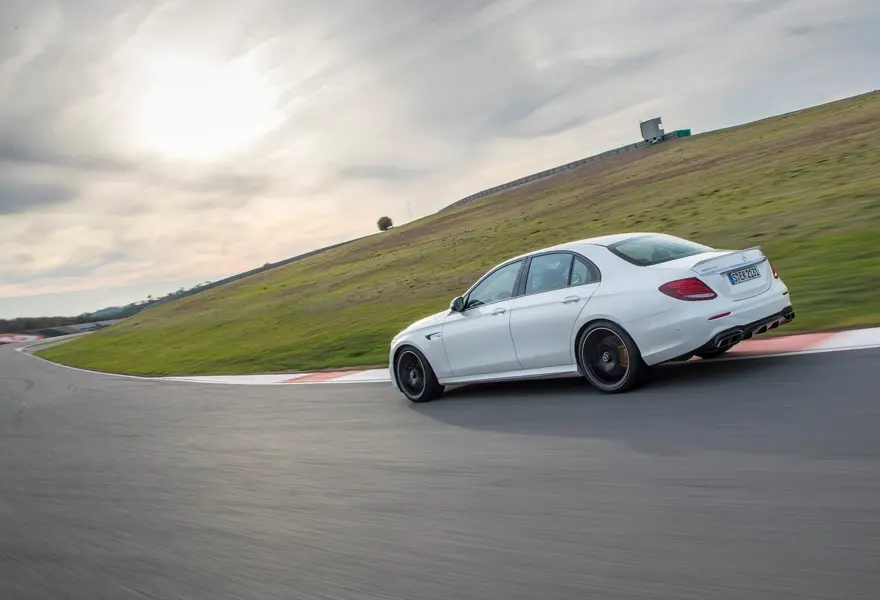Sıra dışı seçenek: Mercedes-AMG E63 S 15