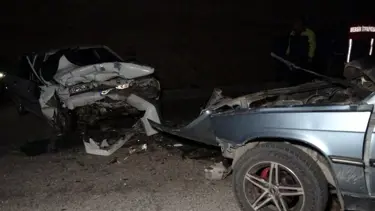 Otomobiller kafa kafaya çarpıştı: 2 ölü, 5 yaralı