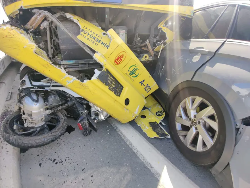 Yenikapı'da 7 araca çarpan İETT şoförü emniyete götürüldü 6