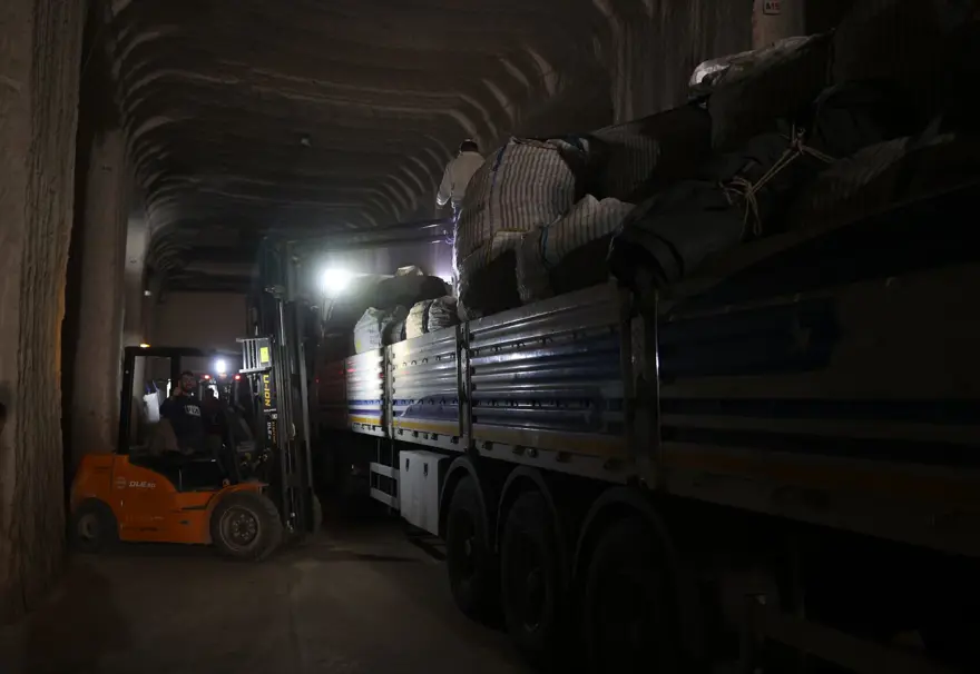 Mağaradan Türkiye'nin dört bir yanına dağıtım: Günde 600 TIR yanaşıyor 5 Mağaradan Türkiye'nin dört bir yanına dağıtım: Günde 600 TIR yanaşıyor 5