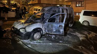 Park halindeki araç alev alev yandı
