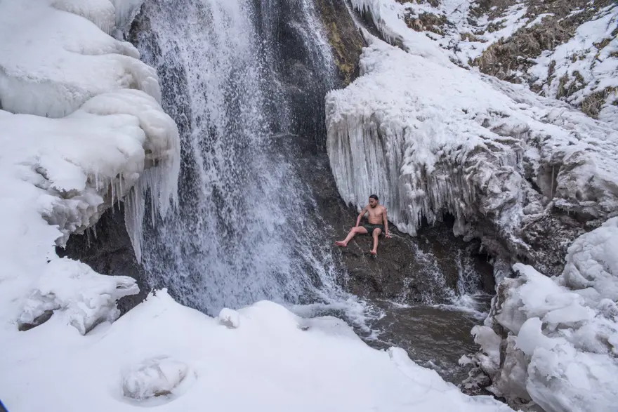 İskandinav ülkelerinde gördü, Susuz Şelalesi'nde buzlu suya girdi 6