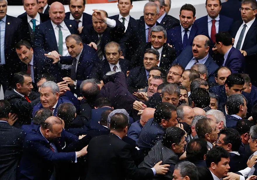 Meclis'te yumruklu kavga 9