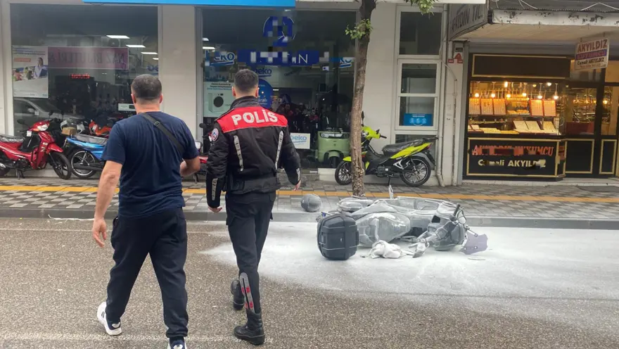 Sürekli arızalanan yeni motosikletini bayi önünde benzin döküp yaktı 2