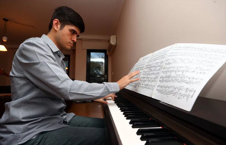 Türkiye'nin ilk otizmli doktora öğrencisi, müzik dehası Buğra oldu 3 Türkiye'nin ilk otizmli doktora öğrencisi, müzik dehası Buğra oldu 3