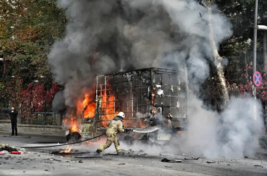 İstanbul’da kamyonetalev topuna döndü, sahibi sinir krizi geçirdi 
