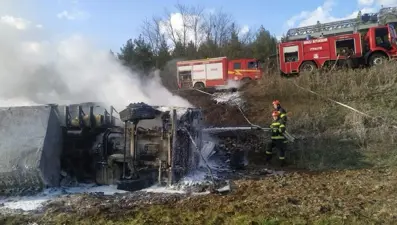 Şarampole yuvarlanan TIR alev alev yandı