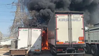 İzmir'de TIR garajı yandı