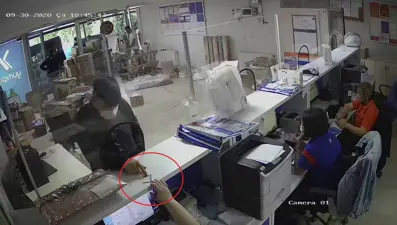 Sahte kimlikle kargo şirketinden başkalarına ait 25 bin TL'lik telefonları aldı