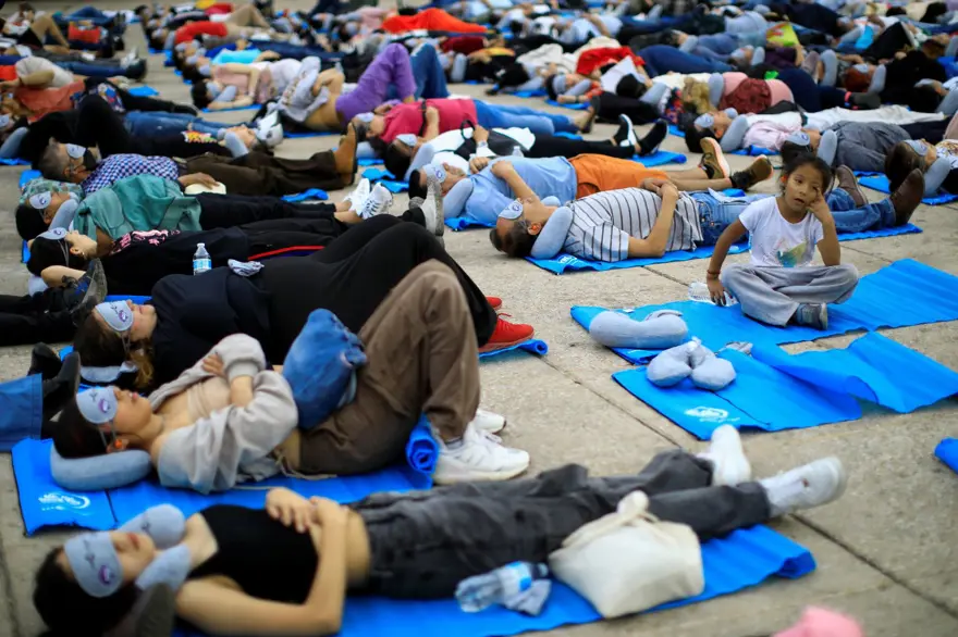 Meksika'da Dünya Uyku Günü: Topluca uykuya daldılar 6 Meksika'da Dünya Uyku Günü: Topluca uykuya daldılar 6