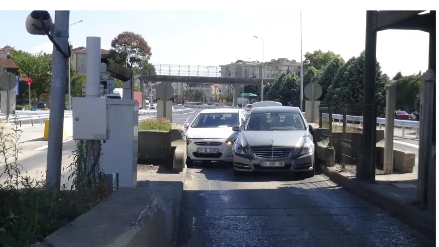 İnatçısürücüler aynı anda geçmeye çalıştıkları gişede sıkıştı 5 İnatçısürücüler aynı anda geçmeye çalıştıkları gişede sıkıştı 5