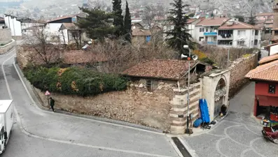 Sultan 1. Mahmut döneminde yaptırılan Paşa Han alıcısını bekliyor